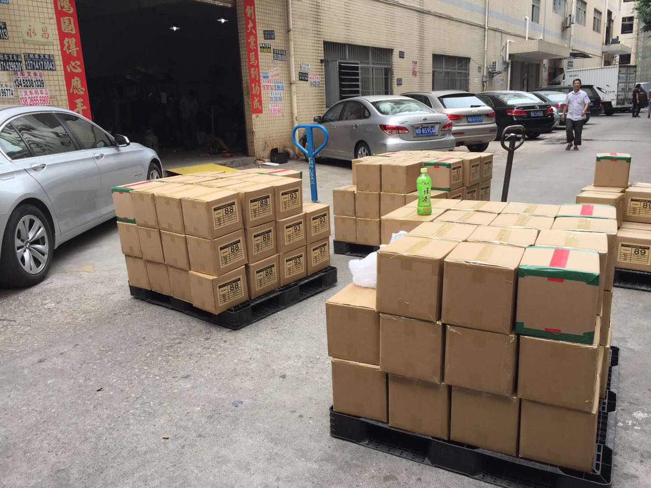 發(fā)往日本的自拍桿硅膠套準備裝車圖